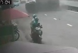 Tài xế xe ôm và hành khách thoát chết khi xe tải lật ngang