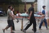 Nam sinh Hà Nội đến điểm thi bằng cáng sau tai nạn giao thông