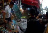 Nữ tài xế lao xe ô tô vào cửa hàng, 5 người đàn ông thoát chết