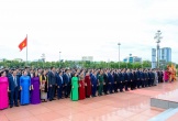 Đoàn đại biểu dự Lễ công bố Nghị quyết, Quyết định sáp nhập đơn vị hành chính, chỉ định nhân sự cấp xã dâng hoa tại Quảng trường Hồ Chí Minh