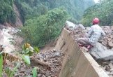 Nghệ An: Mưa lũ gây sạt lở nghiêm trọng trên Quốc lộ 16, giao thông gián đoạn