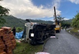 Lật xe tải chở hàng cứu trợ đang trên đường vào vùng bị lũ quét