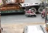 Hai cô gái đi xe máy ngã vào xe container tử vong trong trời mưa