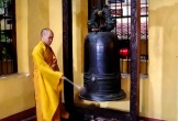Đúng 6 giờ sáng ngày 1/7, các chùa trên toàn quốc cử chuông, trống cầu quốc thái dân an