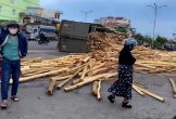 Xe tải chở gỗ keo lật, đè chết 1 thiếu niên