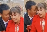 Chú rể 33 tuổi cưới cô dâu 46 tuổi, hành động trong đám cưới gây bất ngờ