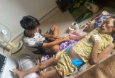 Xót xa cảnh chàng trai chăm ngoan bất lực bên người mẹ tiều tụy nằm chờ chết