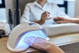 Phát hiện động trời về đèn UV được sử dụng rộng rãi ở các tiệm làm nail