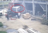 Kiện hàng từ trên xe container r.ơi xuống đ.è 2 người th.ương v.ong