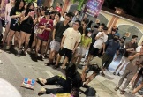VIDEO: Cô gái trẻ liên tục đập bàn ghế, phá cây ATM