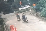 Clip: Khoảnh khắc thanh niên lao đến kéo cháu bé khỏi đường ray chỉ trong tích tắc trước khi đoàn tàu lao đến
