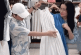 Nam nghệ sĩ âm thầm kết hôn với fan, lên chức bố ở tuổi 53, mua cho anh chị em mỗi người 1 căn nhà
