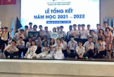 Nhóm học sinh Việt mang bảng tên lớp đi khắp thế giới
