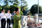 Phó Bí thư Tỉnh ủy Võ Thị Minh Sinh dâng hương tưởng niệm các anh hùng liệt sĩ và thăm tặng quà các thương bệnh binh, Mẹ Việt Nam anh hùng