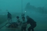 Tài xế bán tải dừng xe chắn gió giật mạnh trong cơn dông cho 5 trẻ em và người phụ nữ