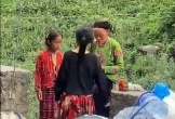 Khách Tây bị thu 200.000 đồng khi tết tóc ở dốc Thẩm Mã
