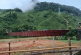Cầu treo đứt cáp, xe chở cán bộ đi chống bão bị rơi xuống sông