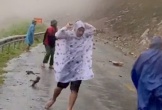 VIDEO: Đất đá từ trên núi rơi xuống khi đoàn cán bộ đi kiểm tra sạt lở