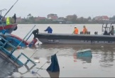 VIDEO: Gió lốc xô tàu chở 9 người lật chìm ở Quảng Ninh