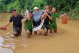 Công an xã ở Nghệ An lội bùn đưa sản phụ đi sinh trong mưa lũ