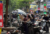 Ô tô bán tải lùi tông hàng loạt xe máy, cuốn người xuống gầm xe