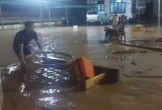 VIDEO: Nước lũ cuồn cuộn cuốn trôi nhiều nhà cửa, tài sản của người dân trong đêm