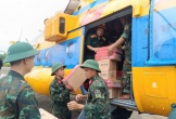 Trực thăng thả lương thực, thực phẩm cứu trợ xuống nơi bị lũ cô lập ở Nghệ An