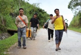 Nghệ An: Đi bộ hàng chục km về nhà lo tang lễ cho người thân