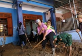 Nghẹn lòng dáng mẹ địu con đi dọn bùn lầy sau lũ