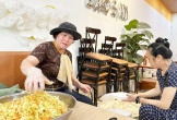 Ấm lòng những suất cơm nóng giúp bà con vùng lũ Nghệ An