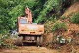 Mưa lớn trở lại làm quốc lộ 7 sạt lở, chính quyền Nghệ An khuyến cáo các đoàn cứu trợ