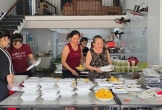 Người dân chung tay nấu hàng nghìn suất cơm miễn phí cho đồng bào vùng lũ Nghệ An