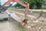 Xác lợn trôi kênh thủy lợi ở Nghệ An, xã lắp lưới chắn để ngăn chặn, phòng tránh dịch bệnh
