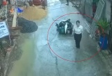 Kiểm điểm nữ cán bộ phường ở TP.HCM vì hành vi xô ngã xe máy của shipper