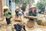 Người dân vùng lũ Nghệ An bới tìm tài sản trong lớp bùn dày đặc