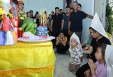 Hai đứa trẻ ngơ ngác bên di ảnh Thiếu tá cảnh sát hy sinh khi làm nhiệm vụ: 