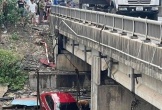 4 người thoát nạn khi xe ô tô lao xuống sông