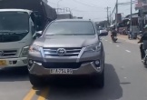 Tài xế ô tô đi ngược chiều ở TP.HCM đòi hành hung người quay video