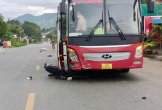 Vượt ẩu giữa lúc tắc đường, xe khách tông nam sinh tử vong