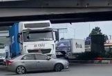 Xe container đẩy ô tô gần 100 m trên Quốc lộ 51