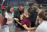 Cảnh sát cơ động kịp thời hỗ trợ người phụ nữ bị tai nạn đi cấp cứu