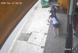 Bắt nghi can cướp, kéo lê nữ nhân viên tiệm vàng trên đường