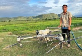 Nông dân lái drone cứu 2 trẻ kẹt giữa dòng nước lũ ở Gia Lai