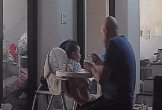 Ông ngoại Hà Nội một tay chăm cháu 7 tháng tuổi, chăm con gái ở cữ từ A đến Z nổi tiếng khắp cõi mạng