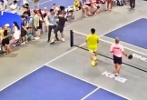 VIDEO: VĐV pickleball dùng vợt đánh thẳng vào đầu trọng tài