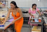 Chủ quán Thái Lan mặc gợi cảm để hút khách