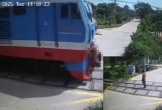Camera ghi lại khoảnh khắc người đàn ông 'đứng im khi tàu hỏa lao tới'