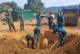 Đào vườn trồng cây, phát hiện bom 'khủng' nặng 350kg nguyên kíp nổ