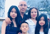 Nghẹn ngào video người phụ nữ lần lượt giới thiệu mộ của chồng, con