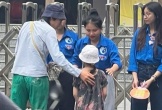 Nam sinh đi thi lớp 10 dắt theo em gái nhỏ đã đậu vào trường tốp đầu